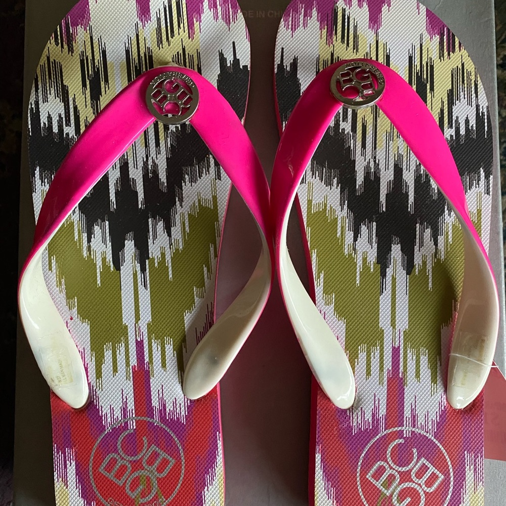 New BCBG Generation flip flops size 7